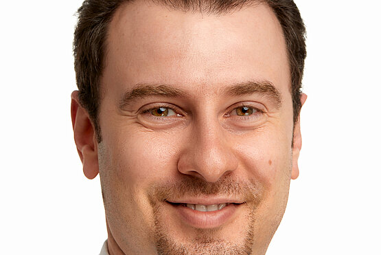 Portraitaufnahme Dr. med. Nader Qashaa