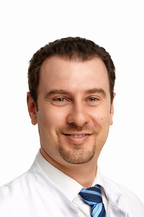 Portraitaufnahme Dr. med. Nader Qashaa